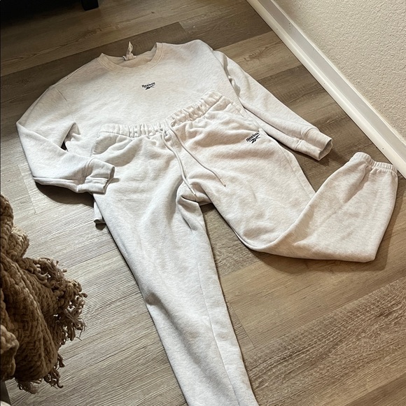 Matching Reebok set - Picture 2 of 5